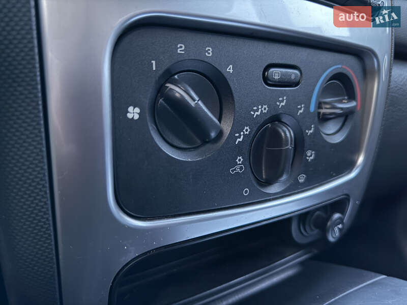Внедорожник / Кроссовер Jeep Cherokee 2004 в Житомире
