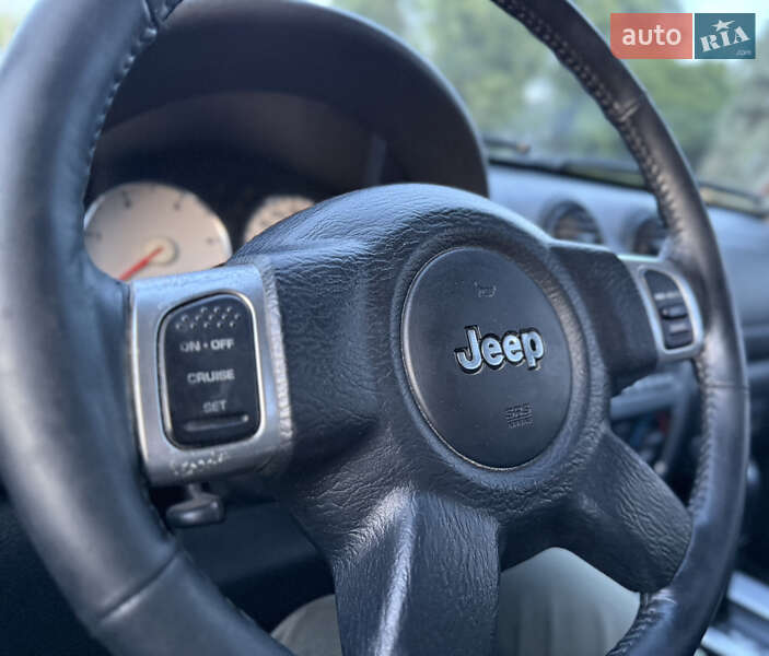 Внедорожник / Кроссовер Jeep Cherokee 2004 в Житомире