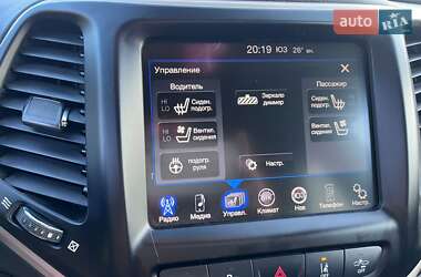 Внедорожник / Кроссовер Jeep Cherokee 2015 в 