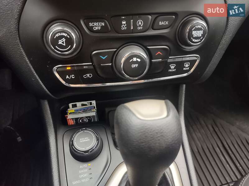 Внедорожник / Кроссовер Jeep Cherokee 2015 в Прилуках