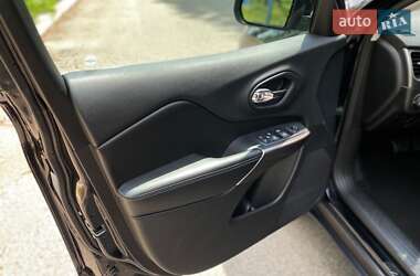 Внедорожник / Кроссовер Jeep Cherokee 2018 в 