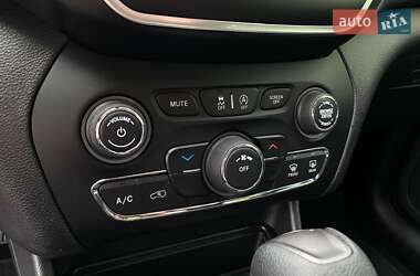 Внедорожник / Кроссовер Jeep Cherokee 2018 в 