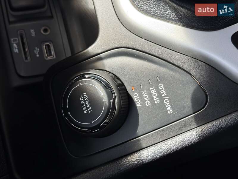 Позашляховик / Кросовер Jeep Cherokee 2015 в Львові