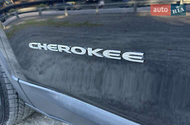 Позашляховик / Кросовер Jeep Cherokee 2019 в 