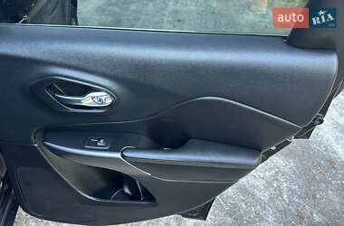 Позашляховик / Кросовер Jeep Cherokee 2019 в 