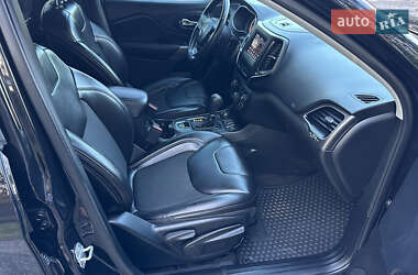 Позашляховик / Кросовер Jeep Cherokee 2019 в 