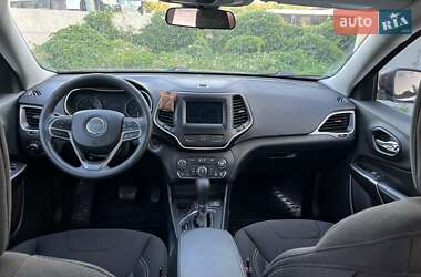 Позашляховик / Кросовер Jeep Cherokee 2019 в 