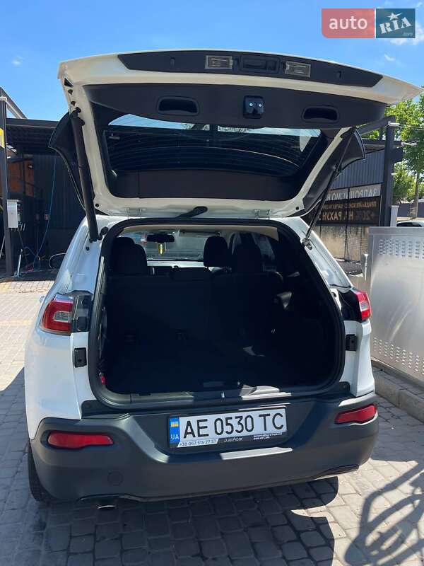 Внедорожник / Кроссовер Jeep Cherokee 2015 в Ужгороде