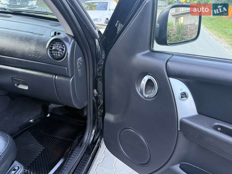 Позашляховик / Кросовер Jeep Cherokee 2003 в Чернівцях