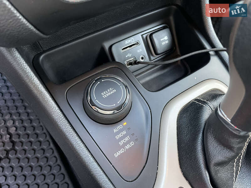 Внедорожник / Кроссовер Jeep Cherokee 2016 в Житомире