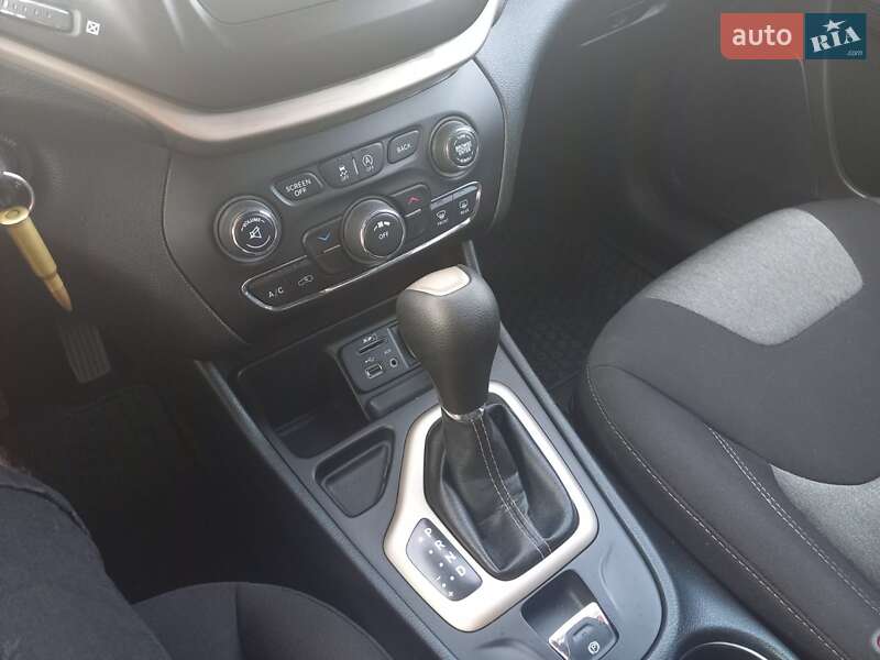 Внедорожник / Кроссовер Jeep Cherokee 2016 в Киеве
