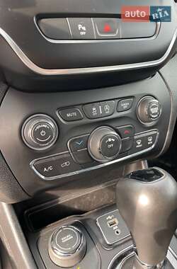 Внедорожник / Кроссовер Jeep Cherokee 2019 в 