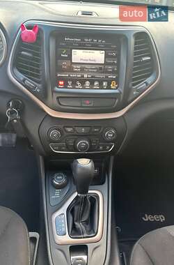 Внедорожник / Кроссовер Jeep Cherokee 2015 в 