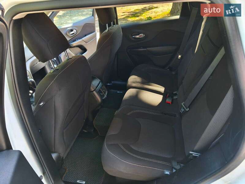 Внедорожник / Кроссовер Jeep Cherokee 2015 в Киеве