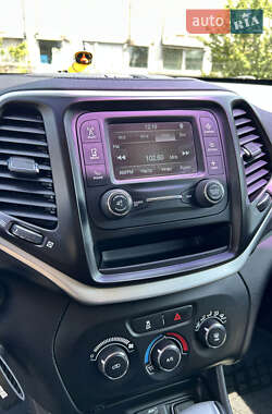 Позашляховик / Кросовер Jeep Cherokee 2013 в 