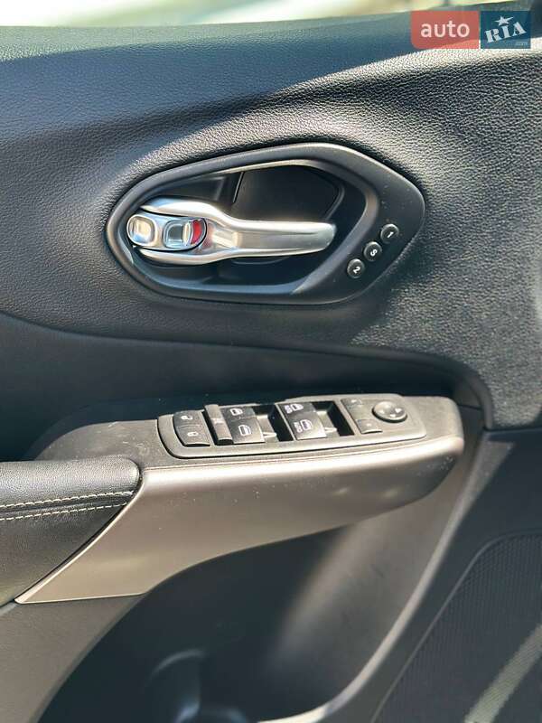 Внедорожник / Кроссовер Jeep Cherokee 2019 в Киеве
