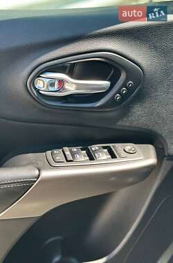 Позашляховик / Кросовер Jeep Cherokee 2019 в 