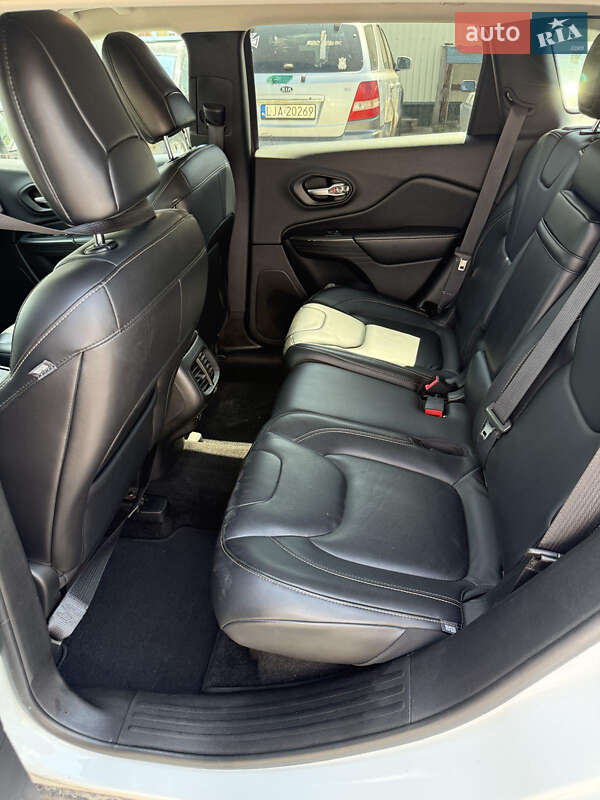 Позашляховик / Кросовер Jeep Cherokee 2015 в Сумах