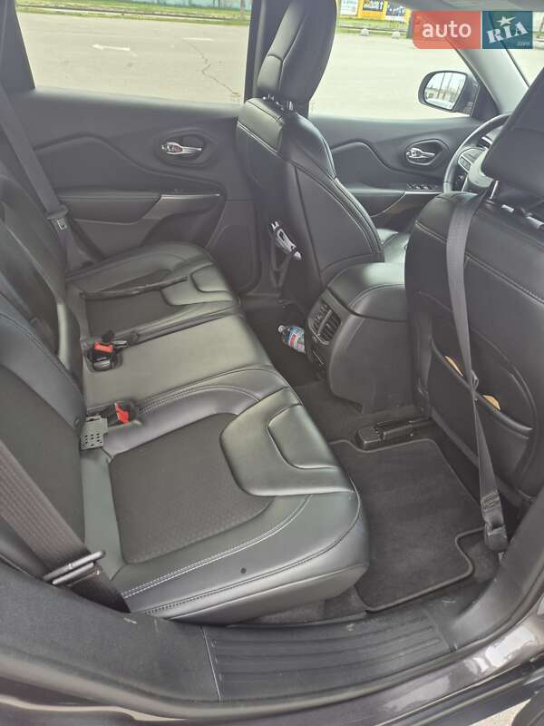 Внедорожник / Кроссовер Jeep Cherokee 2019 в Киеве