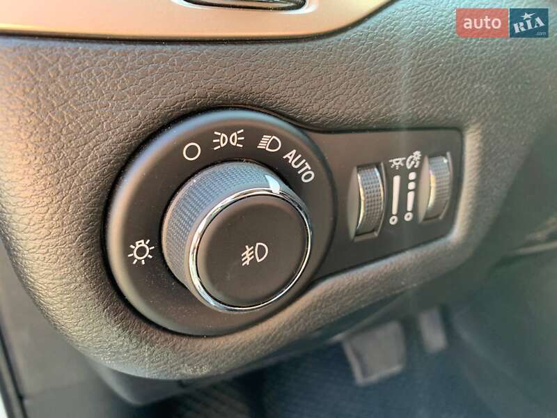Внедорожник / Кроссовер Jeep Cherokee 2017 в Киеве
