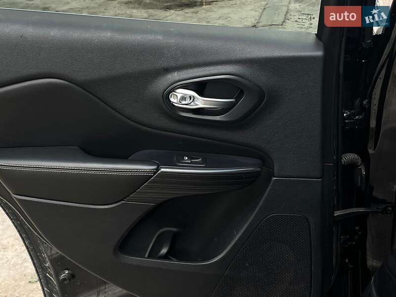 Внедорожник / Кроссовер Jeep Cherokee 2015 в Киеве