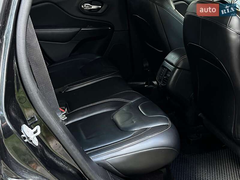Внедорожник / Кроссовер Jeep Cherokee 2015 в Киеве