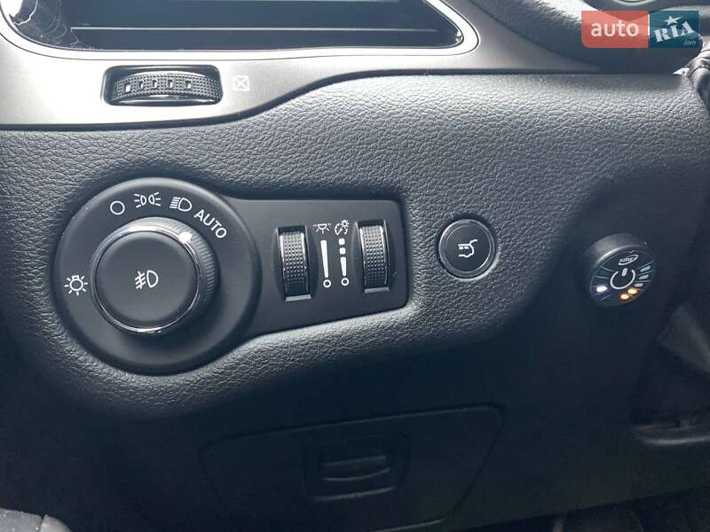 Внедорожник / Кроссовер Jeep Cherokee 2019 в Киеве