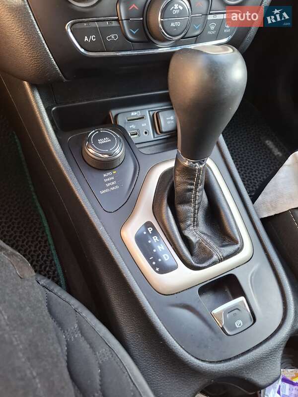 Внедорожник / Кроссовер Jeep Cherokee 2016 в Полтаве