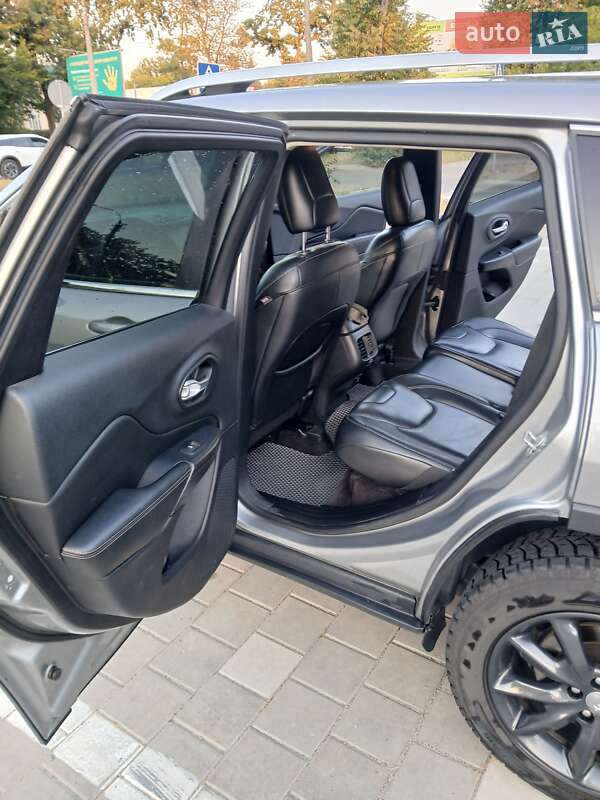 Позашляховик / Кросовер Jeep Cherokee 2016 в Черкасах