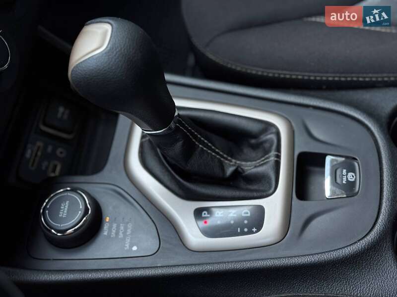 Внедорожник / Кроссовер Jeep Cherokee 2017 в Ровно