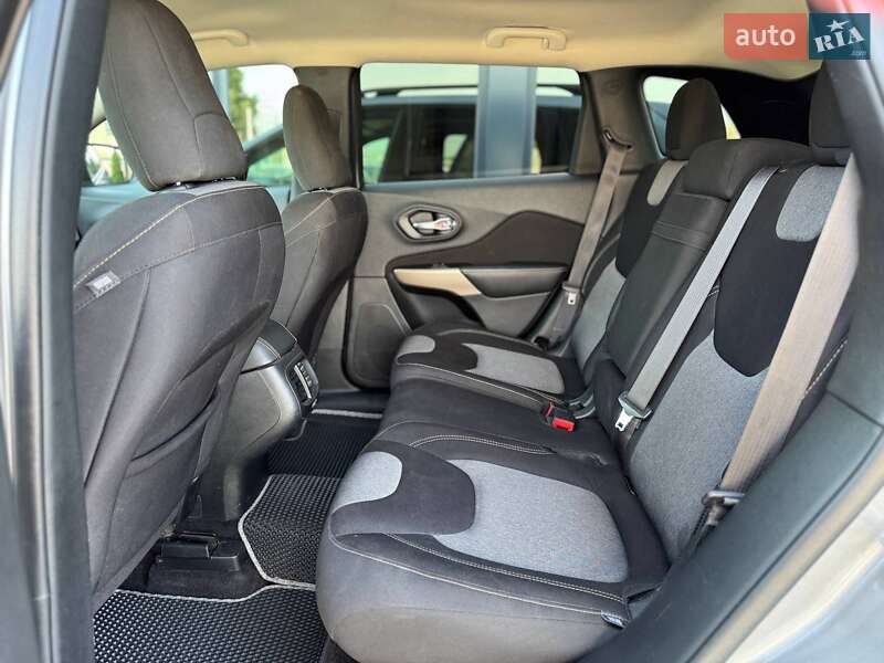 Внедорожник / Кроссовер Jeep Cherokee 2017 в Ровно