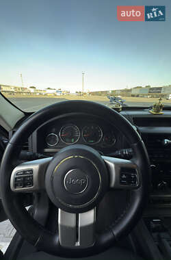 Внедорожник / Кроссовер Jeep Cherokee 2010 в 