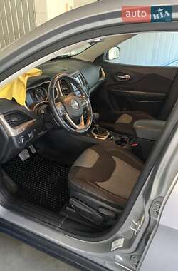 Внедорожник / Кроссовер Jeep Cherokee 2015 в 