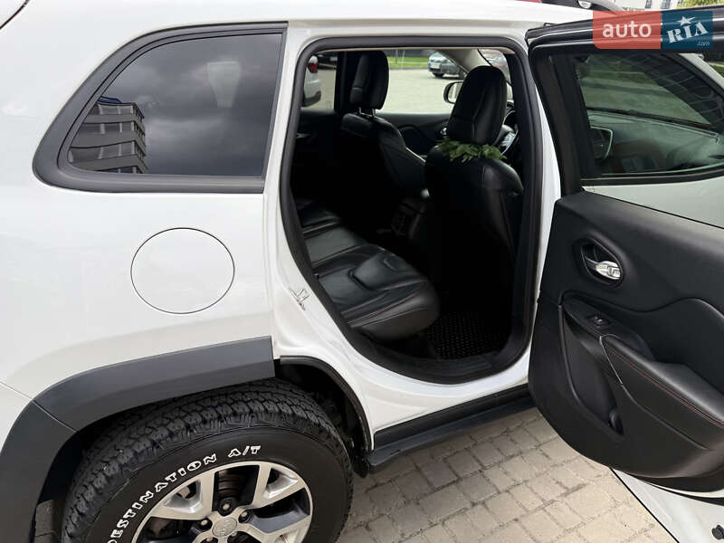 Позашляховик / Кросовер Jeep Cherokee 2015 в Новояворівську