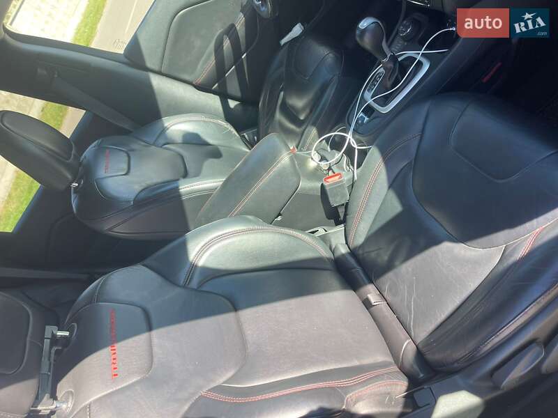 Внедорожник / Кроссовер Jeep Cherokee 2016 в Киеве