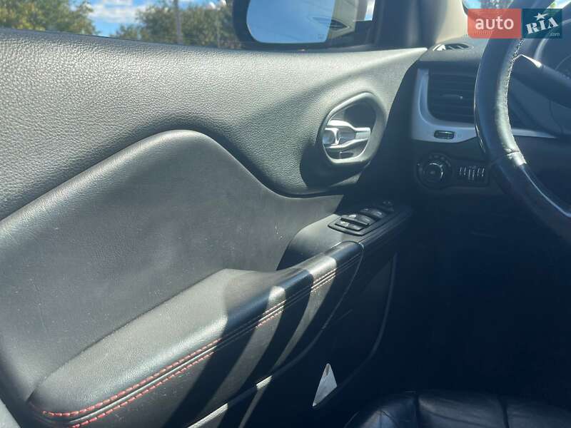 Внедорожник / Кроссовер Jeep Cherokee 2016 в Киеве