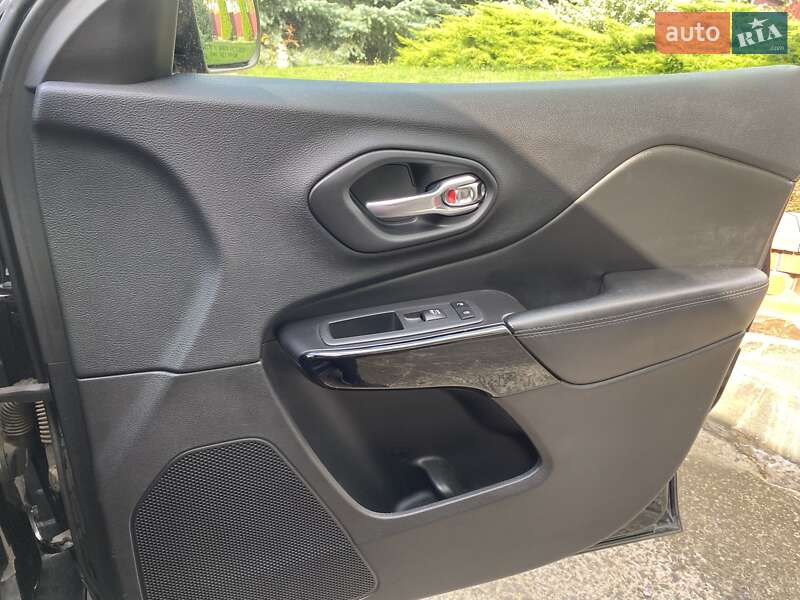 Внедорожник / Кроссовер Jeep Cherokee 2019 в Хмельницком