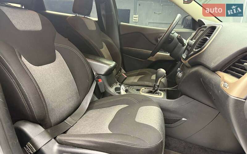 Внедорожник / Кроссовер Jeep Cherokee 2017 в Черновцах