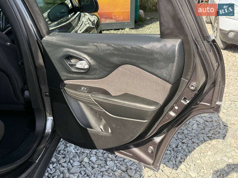 Внедорожник / Кроссовер Jeep Cherokee 2014 в Стрые