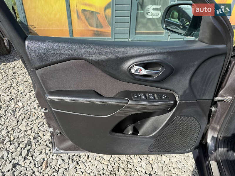 Внедорожник / Кроссовер Jeep Cherokee 2014 в Стрые