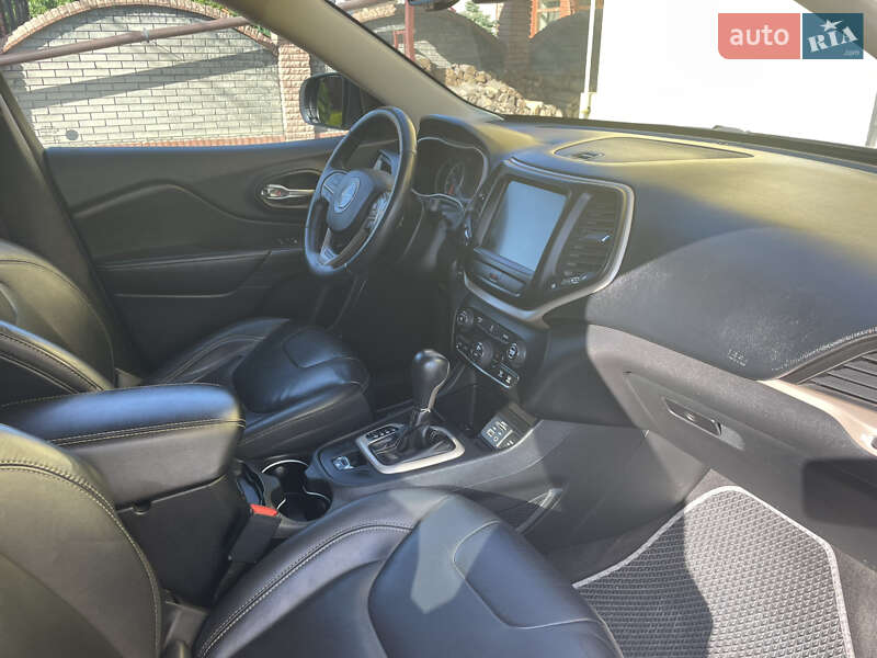 Внедорожник / Кроссовер Jeep Cherokee 2015 в Хмельницком