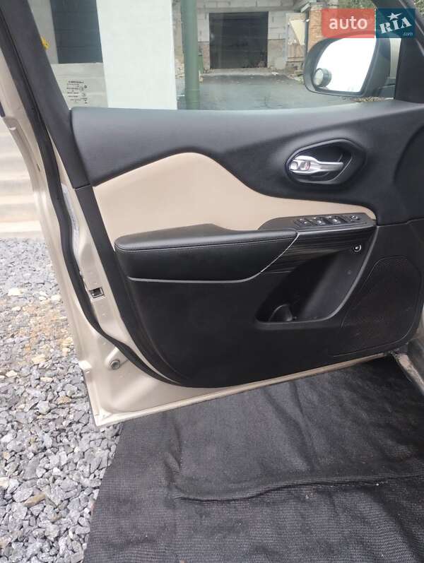 Внедорожник / Кроссовер Jeep Cherokee 2015 в Шумске