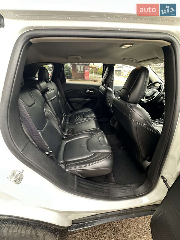 Внедорожник / Кроссовер Jeep Cherokee 2015 в Александровке