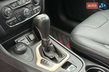 Внедорожник / Кроссовер Jeep Cherokee 2015 в 