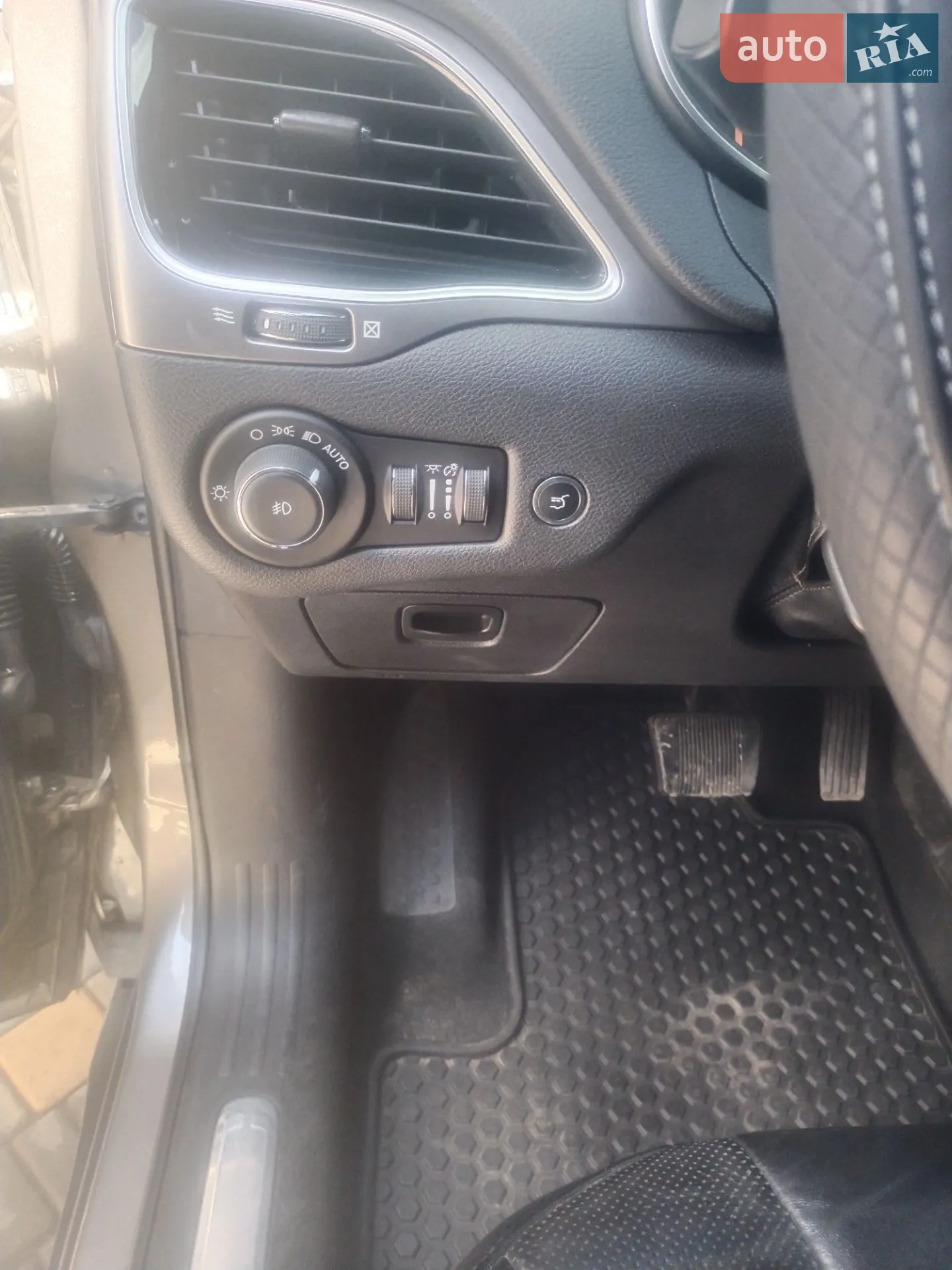 2019 Jeep Cherokee - мініатюра 4
