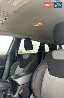 Внедорожник / Кроссовер Jeep Cherokee 2014 в 