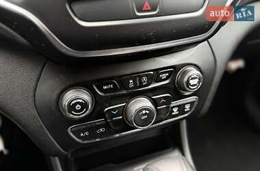 Внедорожник / Кроссовер Jeep Cherokee 2019 в 