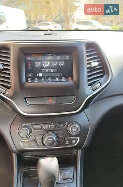 Внедорожник / Кроссовер Jeep Cherokee 2019 в 