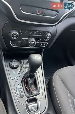 Внедорожник / Кроссовер Jeep Cherokee 2019 в 
