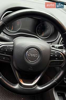 Позашляховик / Кросовер Jeep Cherokee 2019 в 